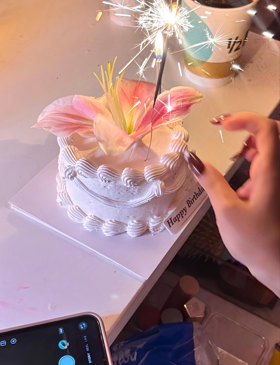 memzo24's tweet photo. Birthday girl 🎂✨💕 https://t.co/nemrrYBQOa