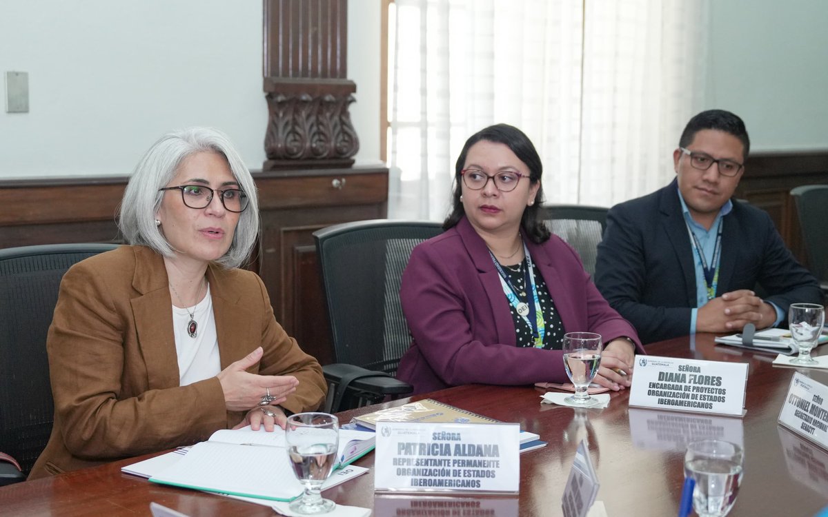 ViceGuatemala's tweet photo. La vicepresidenta de la República, @KarinHerreraVP, se reunió con la representante permanente de la @oei_guatemala, Patricia Aldana, para fortalecer el trabajo conjunto sobre la ciencia y combatir las adicciones, y sumar esfuerzos en favor del desarrollo y bienestar del pueblo. https://t.co/aaSxQKMivX
