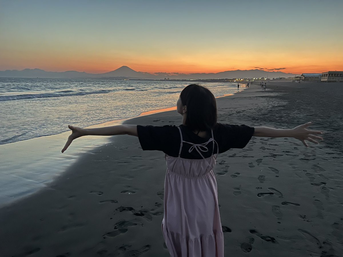 72kakakaka73's tweet photo. おはよー！
黄昏時の海🏖️

今年は何回行けるかなー？
自由に羽を伸ばして過ごせる日々、幸せだなぁ❤️

あ、今までもずっと自由に生きてきたからずっと幸せな人生だなぁ😂✨

毎日噛み締めながら、大切に過ごしていこう♪
今日も頑張ろうねっ🔆 https://t.co/1KsyKkp5G5
