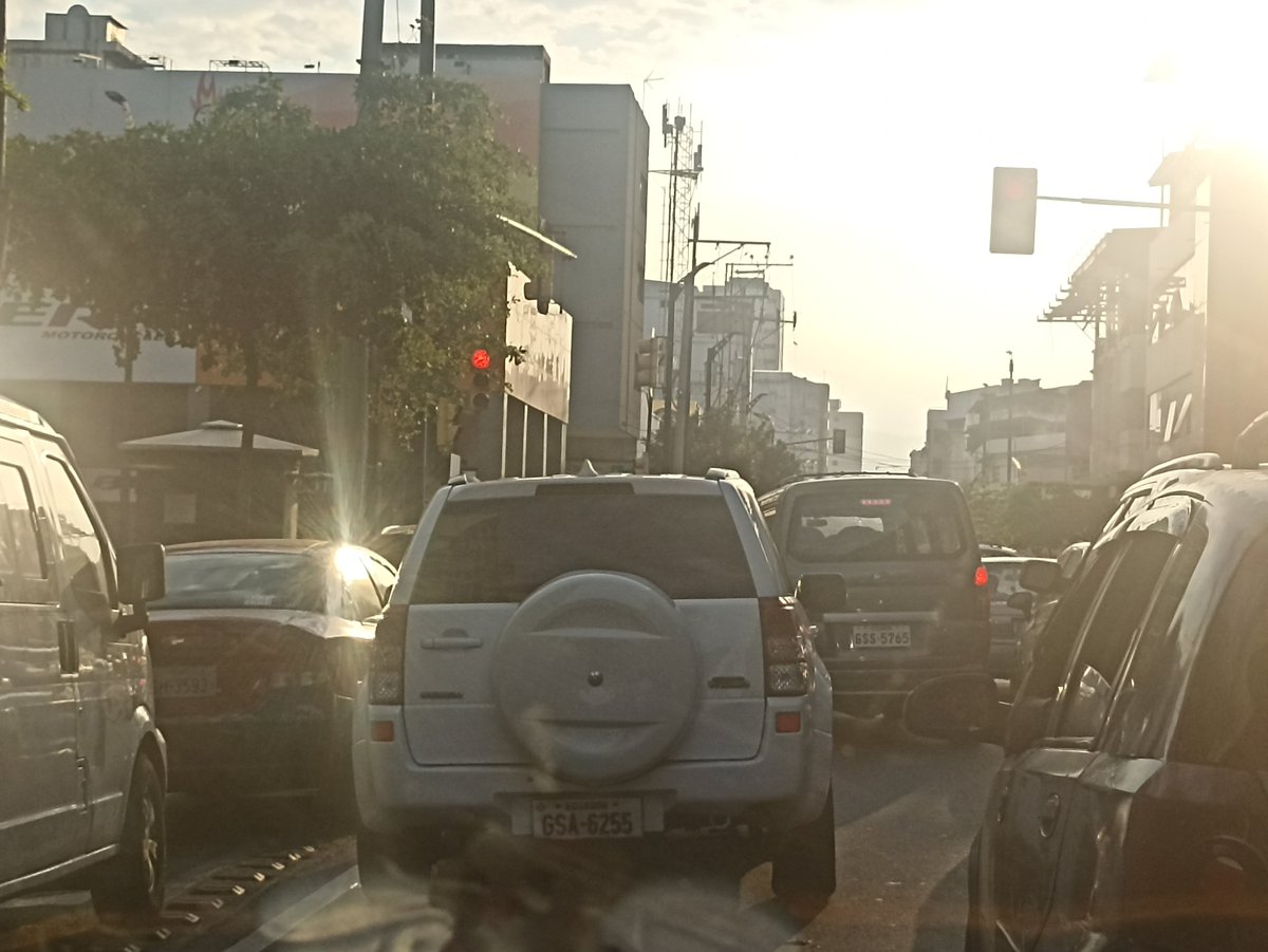 Lolychan17's tweet photo. @ATMGuayaquil en la calle Junín y av.quito esto es de todos los días gente parqueandose haciendo doble fila. https://t.co/b5TXGFwVBO
