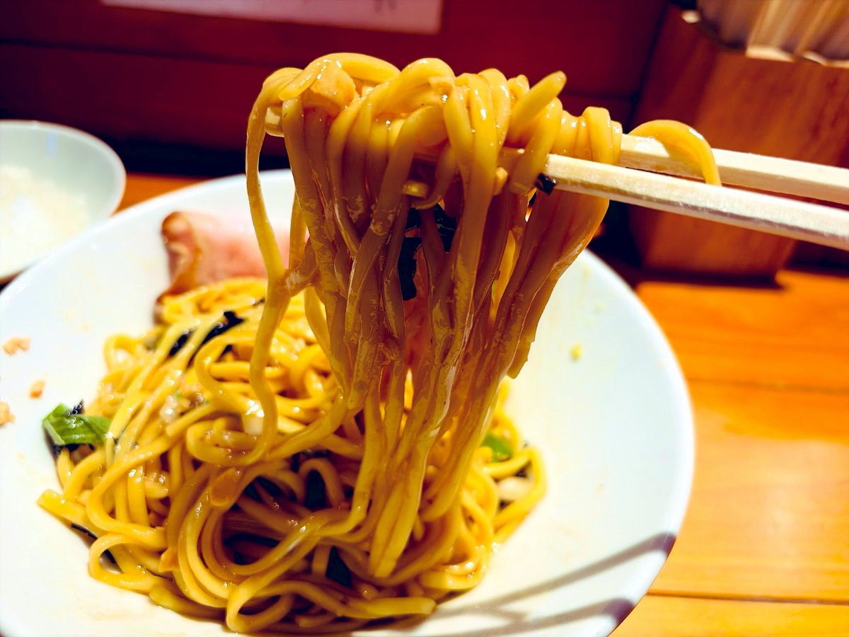 MR_llGarcons's tweet photo. 気温上昇⤴️で冷やしまぜ🥲

冷んやりしまったまぜそば専用麺をま〜ぜまぜ
大葉ね香りにバラ海苔の風味と
柿の種のザクザク食感が🤤
ワシワシ麺にタレが絡み〜の

山葵溶かすとタレより山葵が勝ってく〜る

追い飯でタレとザクザクうま〜😋

背脂煮干し中華そば 和市 大崎
冷やし煮干まぜそば 小ライス https://t.co/NO6iuc7ruh