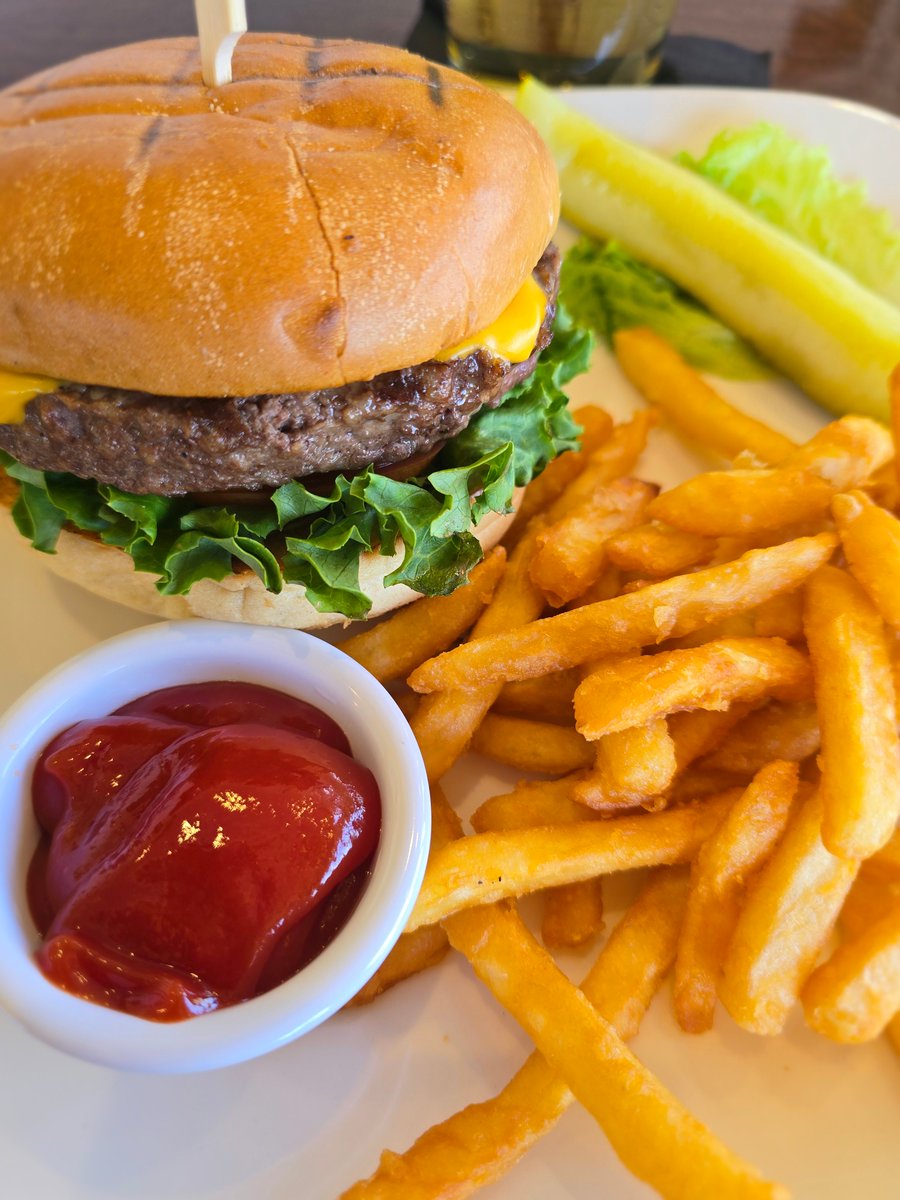 TroonNorthGC's tweet photo. Celebrate Father's Day at Dynamite Grill with our burger and beer special! 🍻
Bring your dad or the golf crew and come hungry. https://t.co/RLd6lXDLeA