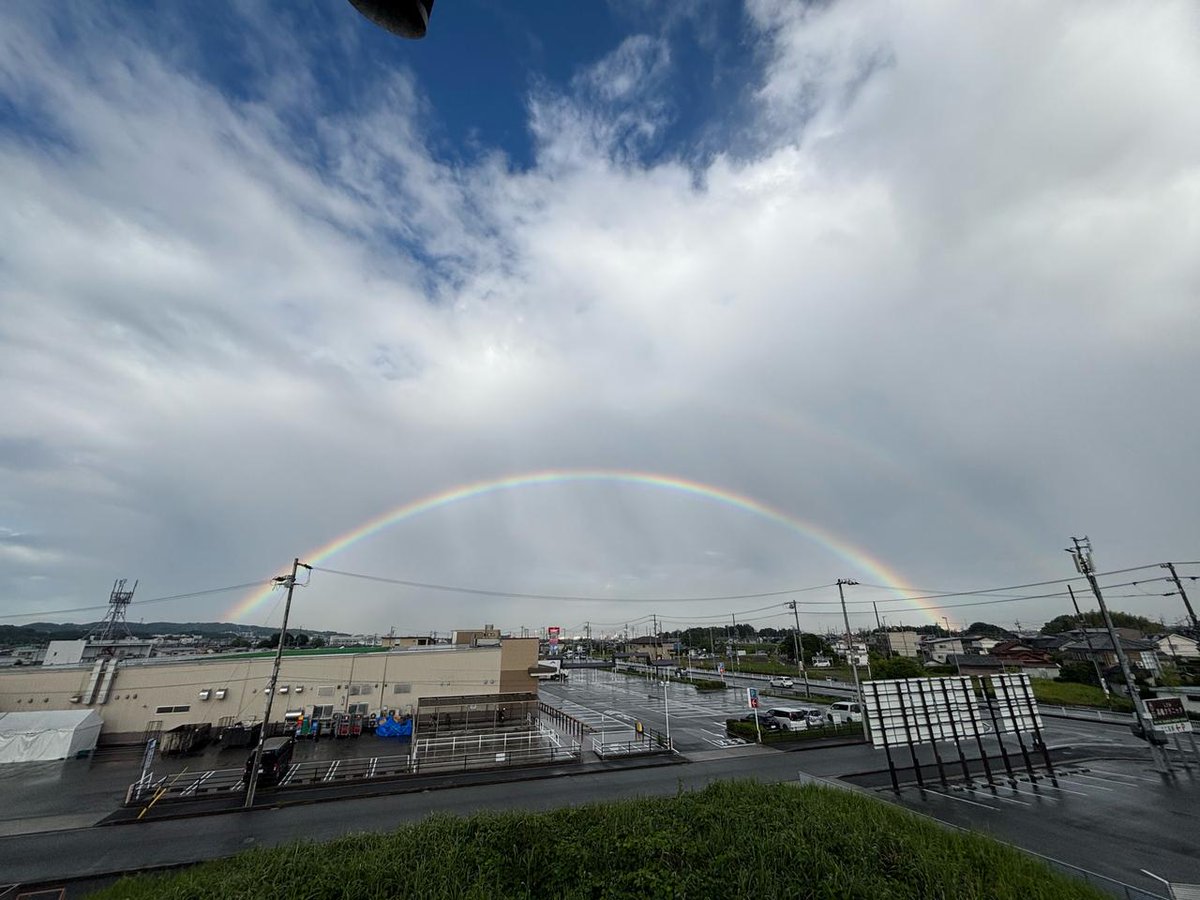 wni_jp's tweet photo. 【🌈名古屋で朝虹ラッシュ！】
愛知県名古屋市周辺で虹が見られています。

ウェザーニュースアプリの雨雲レーダーと、虹リポートを重ねてみると、今朝、雨が降っていたエリアで虹が見られたことがわかります。

▼虹の投稿をマップで見る（アプリ）
https://t.co/i3jtjIvugF https://t.co/40LWzkZd0p