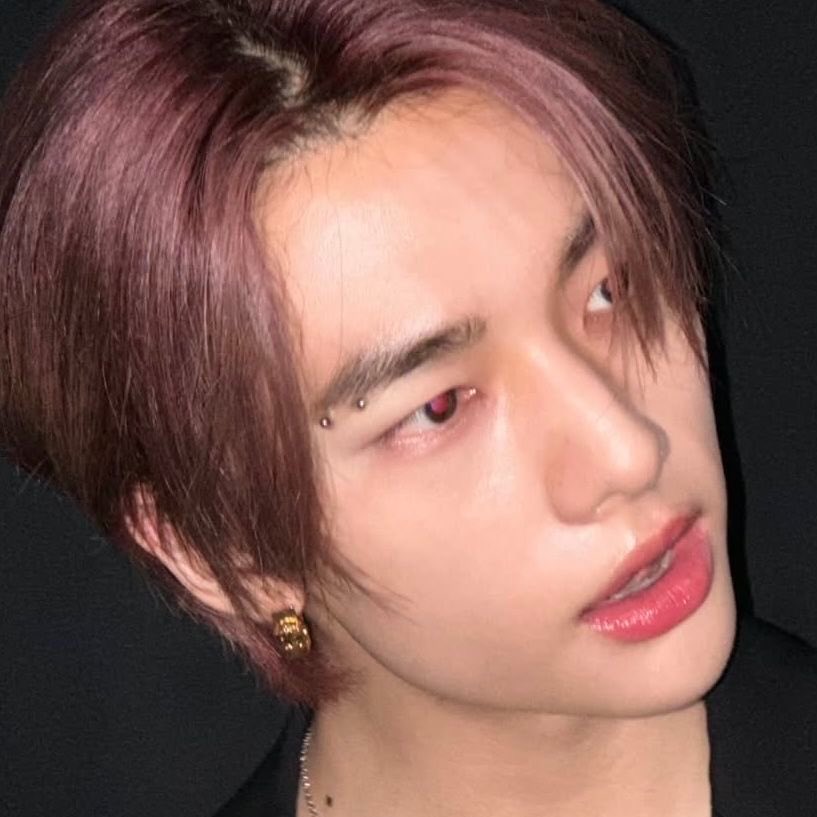 linassnet's tweet photo. ahora hyunjin no tiene ningún piercing en la cara, pero hubo una vez… https://t.co/95XkF7tVvt