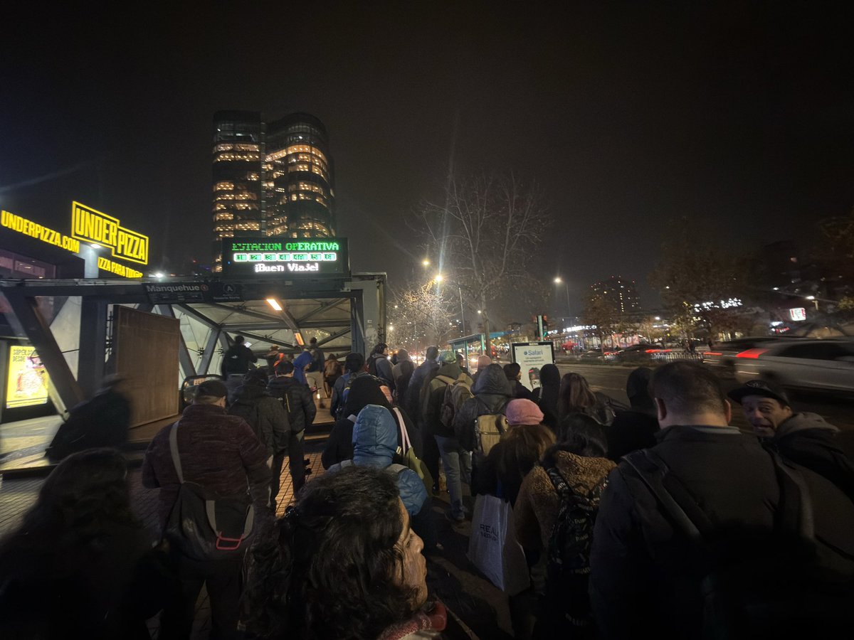 LouisPhamClip's tweet photo. @Red_Movilidad que pasa en el paradero de la 415e una hora esperando paso una micro y no paro?? hasta cuando no ponen más frecuencia en este recorrido https://t.co/Bpl2aZyvDP