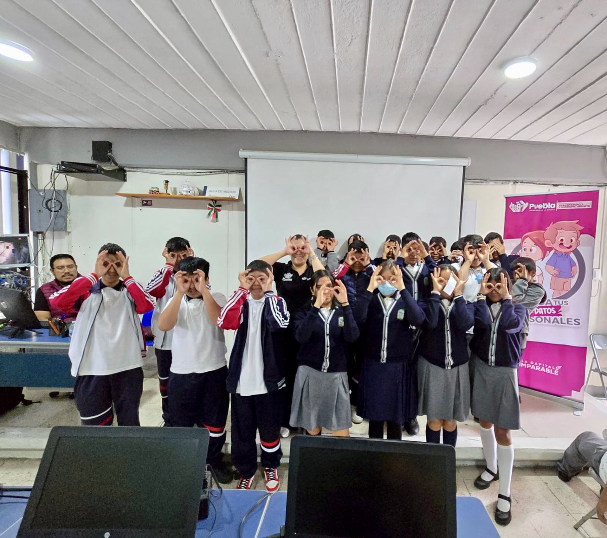 LauraCGT_'s tweet photo. Para el Alcalde @pepechedrauimx , es importante impulsar la protección de los datos personales. Hoy estuvimos en la Escuela Secundaria Federal No. 10 "Carmen Serdán", compartiendo con la comunidad estudiantil la importancia de cuidar su información personal y prevenir riesgos. https://t.co/LKnnY6TGAA