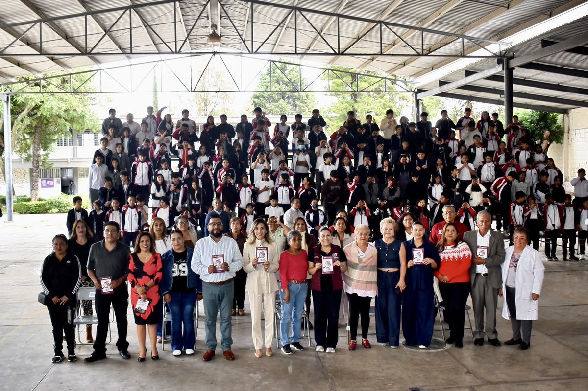 LauraCGT_'s tweet photo. Para el Alcalde @pepechedrauimx , es importante impulsar la protección de los datos personales. Hoy estuvimos en la Escuela Secundaria Federal No. 10 "Carmen Serdán", compartiendo con la comunidad estudiantil la importancia de cuidar su información personal y prevenir riesgos. https://t.co/LKnnY6TGAA