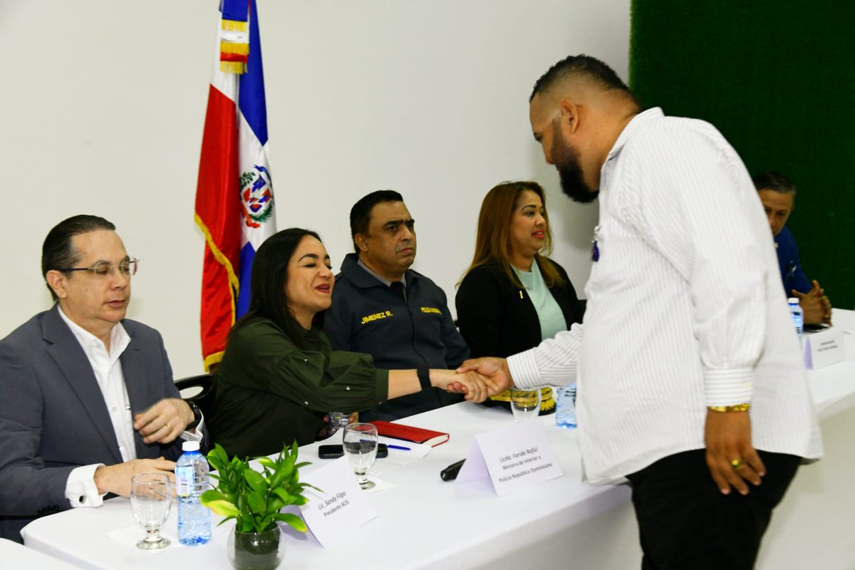 Lisancastell's tweet photo. Atención @FarideRaful  @desarrolloproRD Angel de la Cruz Hdez.
El destacamento policial del Municipio de Montecristi da pena y se cae a pedazos y existe precariedad debido al reforzamiento vehicular para garantizar la seguridad ciudadana. https://t.co/kWwe3qYD2U