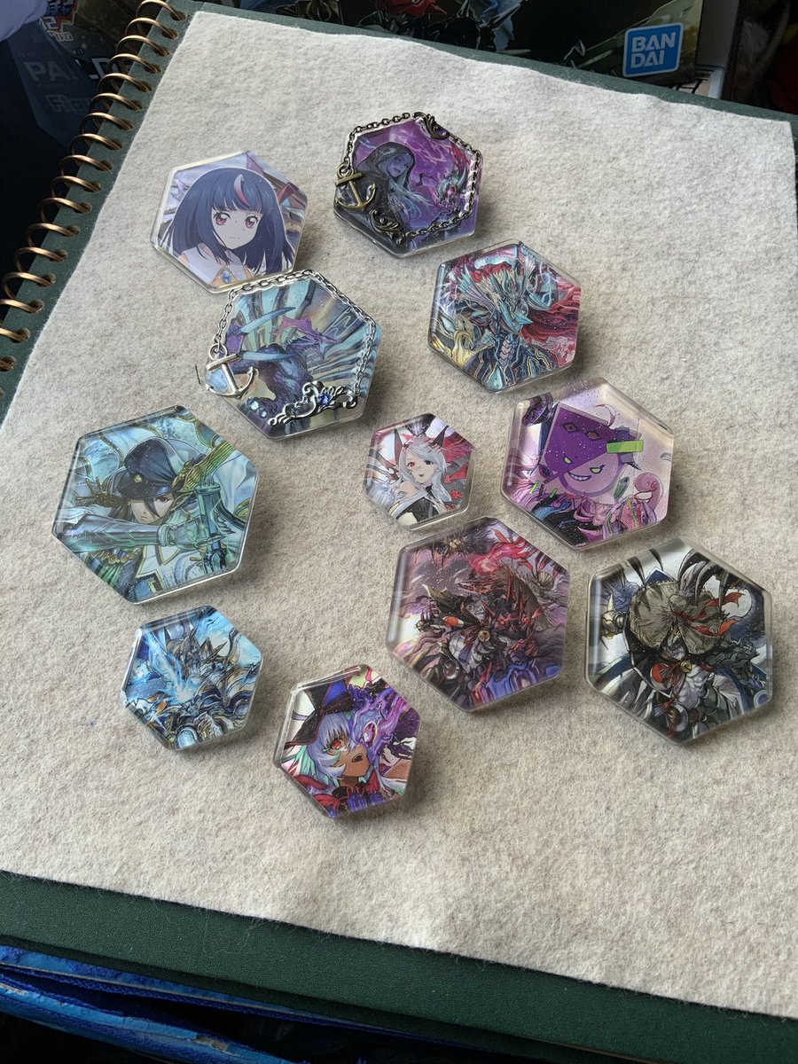 Dragon8Blade's tweet photo. Updated my shop with CFV goods: new energy stands, and some of the resin cast box pins

Currently all 10 stands are in stock, and pin stock is the 4th image

[Iink below] https://t.co/P938MsaCE7