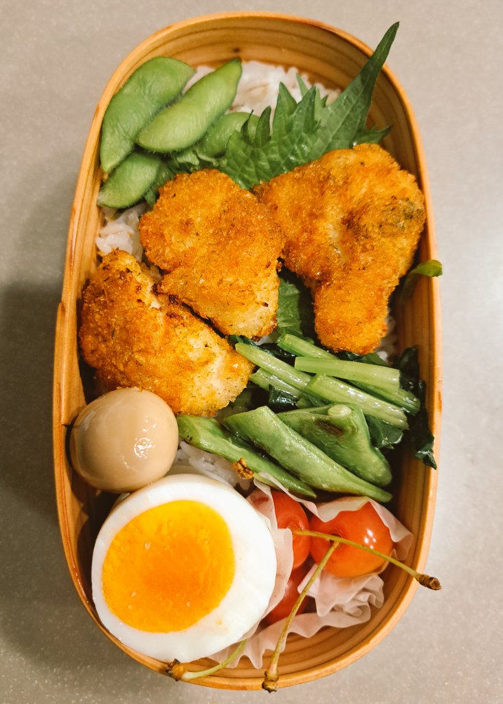 6QVCuxQ5Uv81983's tweet photo. おはようございます。
今日は朝から雨で涼しい。
お弁当は胸肉ののり塩フライです。
今日も頑張れ👊😆🎵
#お弁当記録
#お弁当作り楽しもう部 https://t.co/zFMhuNwXwi