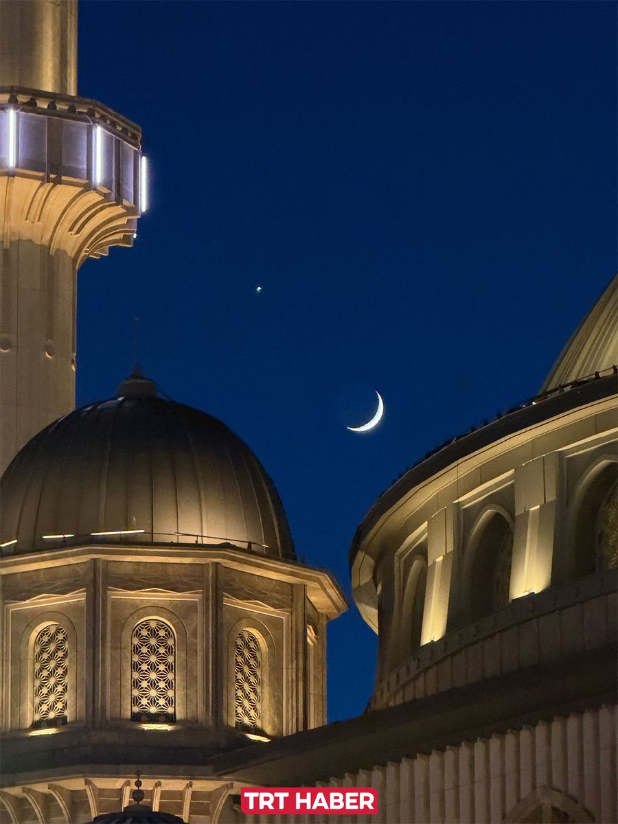 trhaber_com's tweet photo. 🇹🇷 Ay Yıldızlı Bayrağımızın Silüeti Gökyüzünü Süsledi!

İstanbul'da, Venüs, hilal şeklindeki Ay ve Taksim Camii birlikte görüntülendi. 

- TRT Haber
