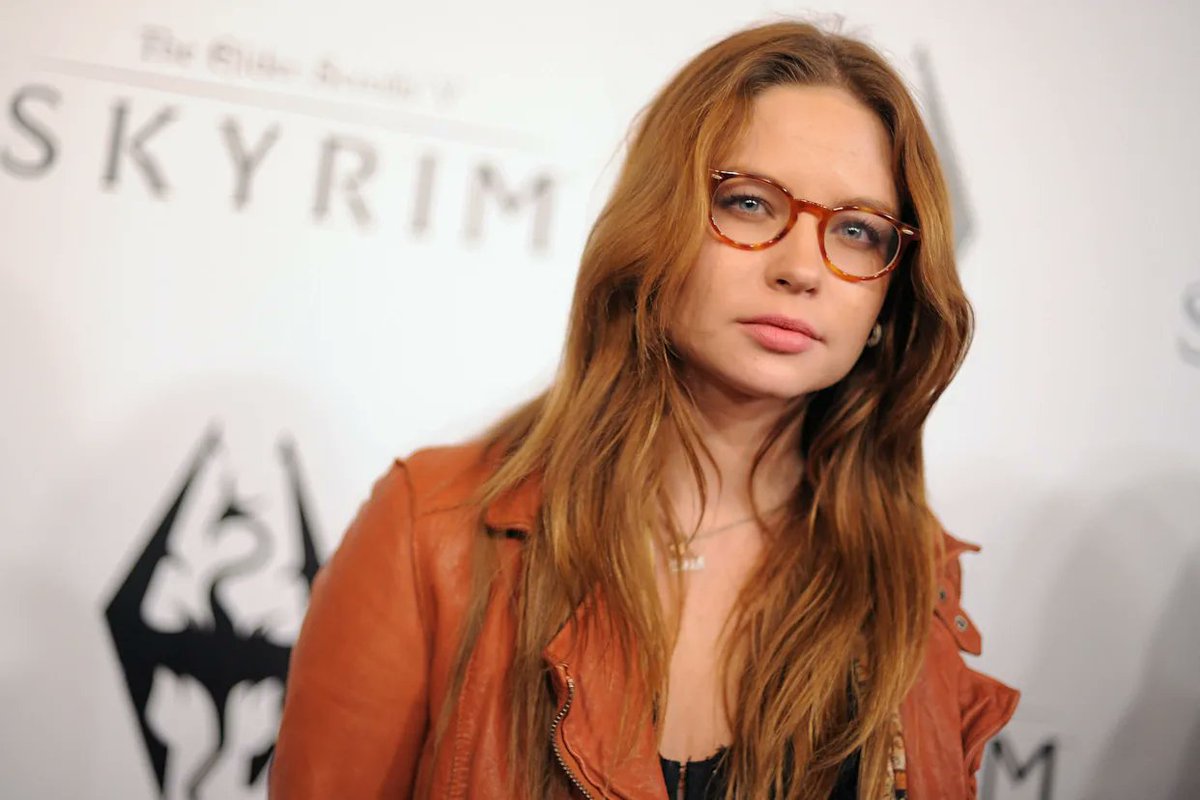teledos_tcs's tweet photo. #TL2 | La actriz estadounidense Daveigh Chase, recordada por interpretar a Samara Morgan en "El aro" y por dar voz a Lilo en la versión original de "Lilo & Stitch", falleció a los 35 años. 

 De acuerdo con reportes internacionales, la artista había sido hospitalizada a principios de este mes en Los Ángeles por complicaciones de salud.  

Chase también participó en producciones como "Donnie Darko" y prestó su voz al personaje de Chihiro en la versión en inglés de "El viaje de Chihiro". Su fallecimiento ha generado reacciones de seguidores y colegas. 🕊️

📸: Cortesía. #Internacionales