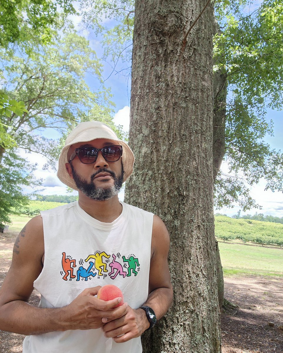 Cedric324's tweet photo. A sweet snack (and the peaches & berries are good too 😉). 🫐🍑🍓 #berrypicking #summeradventures #solodate https://t.co/drDKzIP6HG