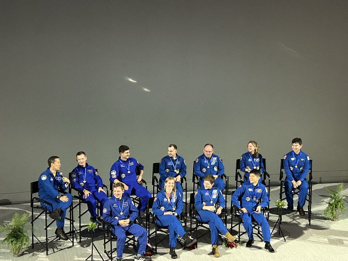 Astro_Onishi's tweet photo. 昨晩ヒューストンで国際宇宙ステーション第73次+74次前半長期滞在クルーの帰還セレモニーがありました。
多くの関係者が集まり、軌道上で一緒に過ごした11人のクルーも勢揃いし、素晴らしい再会の場となりました。
皆さんに改めて感謝すると共に、これで今回のミッションにひと区切りがついた気がしました。
達成感と一抹の寂しさを感じます。