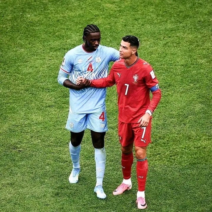 ZozakeBen's tweet photo. 🚨 Axel Tuanzebe 🇨🇩 a livré une prestation défensive XXL face à Cristiano Ronaldo 🇵🇹.
📊 CR7 : ❌ 0 tir cadré ❌ 0 dribble réussi ❌ 0 passe clé ❌ 0 faute subie ❌ 0 duel au sol gagné
Bilan : 25 ballons touchés, 0 but, 0 passe décisive. La défense congolaise a répondu présente https://t.co/MaiKDjP4pV