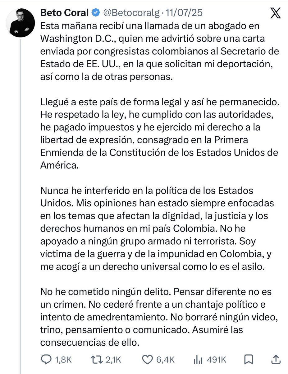 EliCrH's tweet photo. Miente @DCoronell y toda la bodega Petrista, inclusive el mismo @petrogustavo al decir que Beto Coral ha sido arrestado por hacer campaña en contra de Abelardo de la Espriella.

Las denuncias en contra de Beto Coral por múltiples motivos vienen desde hace tiempo al igual que las solicitudes de deportación, tanto es que en Julio del 2025 él mismo publicó en su cuenta que le habían notificado que unos congresistas colombianos habían solicitado al Secretario de Estado @marcorubio su deportación.
Ese proceso surtió efecto ayer, fue arrestado porque simplemente no tenía estatus migratorio LEGAL, no tenía asilo y como tal, estaba sujeto a ser deportado en cualquier momento. Insisto, esto no fue ninguna sorpresa para él, estaba plenamente consciente de que el momento llegaría y su única intención era hacer el show mediático más grande posible, que está logrando gracias a su amigo Coronel y toda la bodega petrista.

A los que le están donando dinero entiendan algo, no es nuevo para él manipular personas para obtener dinero a cambio, tiene múltiples denuncias por este motivo.

Querer usar una falta a ley migratoria de Estados Unidos como carta de ataque político a @ABDELAESPRIELLA les va a salir muy mal a los activistas y a los colombianos porque la afectación recae también en los cientos de miles de colombianos que se encuentran solicitando un asilo por causas de real peligro y pueden llegar a ser negados por este antecedente tan bochornoso.

A Beto Coral lo van a analizar con lupa antes de permitirle una fianza si aplicara en su caso, pero una vez se encuentren con las múltiples demandas que tiene en diferentes estados de 🇺🇸 lo más probable es que se la nieguen. Tengan en cuenta que las personas que tienen procesos en contra de Beto Coral, ya se están organizando para hablar frente al juez que lleve este caso migratorio.

En conclusión, Coral ya sabía que lo iban a deportar y solo miente descaradamente para tratar de afectar la campaña de Abelardo.

Les dejo el concepto de una experta en el tema para que lo entiendan mejor.