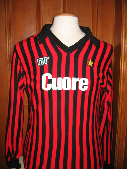 ExtremeFootbal4's tweet photo. A.C. Milan's home shirt from the 1983/1984 season https://t.co/4aWTrzcVYX