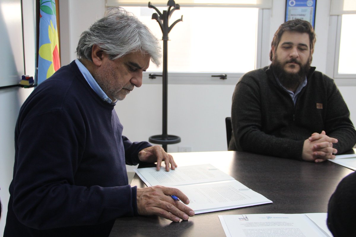 waltercorreaok's tweet photo. Junto a la Federación de Trabajadores de la Economía Social, firmamos un convenio para comenzar a proyectar un Centro de Formación Laboral con sede en Avellaneda, con el objetivo de fortalecer la capacitación en el distrito y articular con los distintos entornos formativos de las unidades productivas de la Federación.

Sostenemos que la capacitación es una herramienta para construir futuro, por eso continuamos democratizando el acceso a la formación laboral en todo el territorio bonaerense.