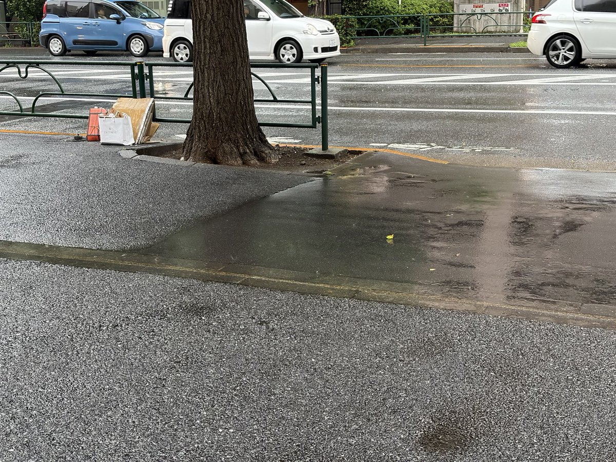 kingom71's tweet photo. 雨が降り続いていて
福拾い&amp;掃き掃除は中止です。

歩道には古紙やダンボールが雨に濡れていました。
ＡＩで雨の日の濡れた古紙やダンボールがどうなるのかを質問しました。

回答
通常通り回収されます。
製紙工場で溶かしてリサイクルする工程で水を使うため、濡れていること事態は問題ありません。 https://t.co/J5JWwczExz