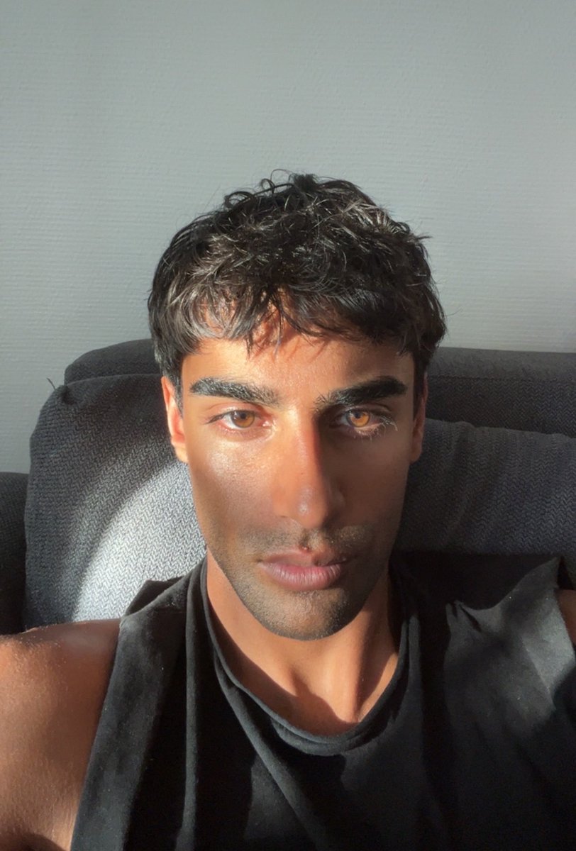 boujeeasshoe's tweet photo. chilling https://t.co/ptTbebXFVT