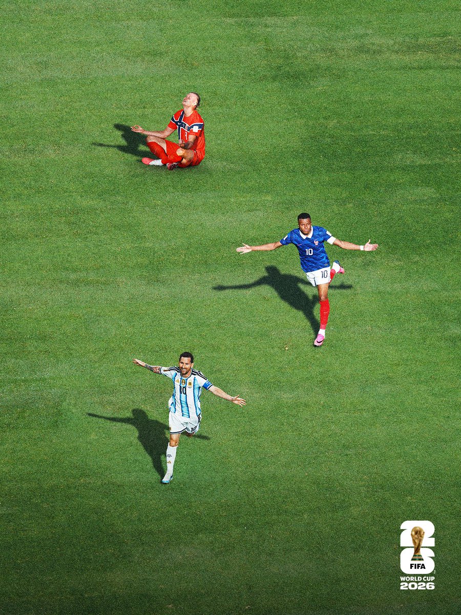 Andy_Calcio's tweet photo. Opinión: Me es llamativo lo que está ocurriendo en el último tiempo y especialmente en esta Copa del Mundo con los récords. Creo que es hasta irónico que en un fútbol actual, supuestamente, "más difícil" se estén rompiendo tantas marcas que duraron décadas.

Pienso que muchas personas no son conscientes de que desde alrededor de 2005-2010 en adelante, el deporte evolucionó reglamentaria y tácticamente en favor de los goles para mejorar el espectáculo, los artistas se volvieron atletas y por ende la vigencia aumentó, pero se sacrificó el talento y bajó la vara de calidad de los futbolistas, sobretodo de los defensivos. Entonces, siento que es más fácil jugar al fútbol hoy por hoy.

Prueba clara de ello es que cuando aparecieron Cristiano o Messi, les tomó un tiempo ponerse al ritmo de los "monstruos" de aquella época, que no eran pocos, pero con el cambio de generación rompieron la vara que otras leyendas alzaron y mantuvieron en el pasado con mucha dificultad para dominar la escena: y no creo la razón radique en que fueran tan escandalosamente superiores a sus predecesores, sino porque tenían menor oposición.

En la actualidad, jugadores como Mbappé, Haaland o Yamal, irrumpieron en la elite siendo extremadamente jóvenes y creo que se debe a esa misma menor oposición. Entonces al parecer la elite es más fácil de alcanzar que antaño, sobretodo para los genios y especialmente para los de carácter ofensivo, que además, en estos tiempos están mucho más protegidos.

Sobre esto último, nunca vi a Messi recibiendo las agresiones que sufría Maradona, o que Cristiano lidiara con las fracturas que le provocaron a Pelé. En el tiempo de Di Stefano no existían las tarjetas y hasta los 2000 el fútbol era realmente un "deporte de contacto". También considero necesario mencionar la enorme diferencia de nivel entre los defensores que intentaban frenar a nombres como Platini, Baggio, Romario o Henry, que los que intentaban detener a Suárez, Neymar, Lewandowski o Kane. Ni hablar de los inmensos avances en tecnología deportiva y en las condiciones de juego, con respecto a lo que existía hace 30-40-50 años, etc.

Entonces si, creo que en los últimos años se ha vuelto más fácil ser futbolista cuando eres talentoso, disciplinado y físicamente dotado. El fútbol cambió para permitirlo y más allá del talento, ahora incluso un sistema es capaz de hacer ver mejor a un jugador de lo que realmente hubiese sido en otra época. En cierto modo, ni siquiera me atrevo a imaginar el tipo de jugadores que veremos en el futuro, no sé si serán mejores o peores, pero siguiendo la tendencia es más probable que sean lo segundo.