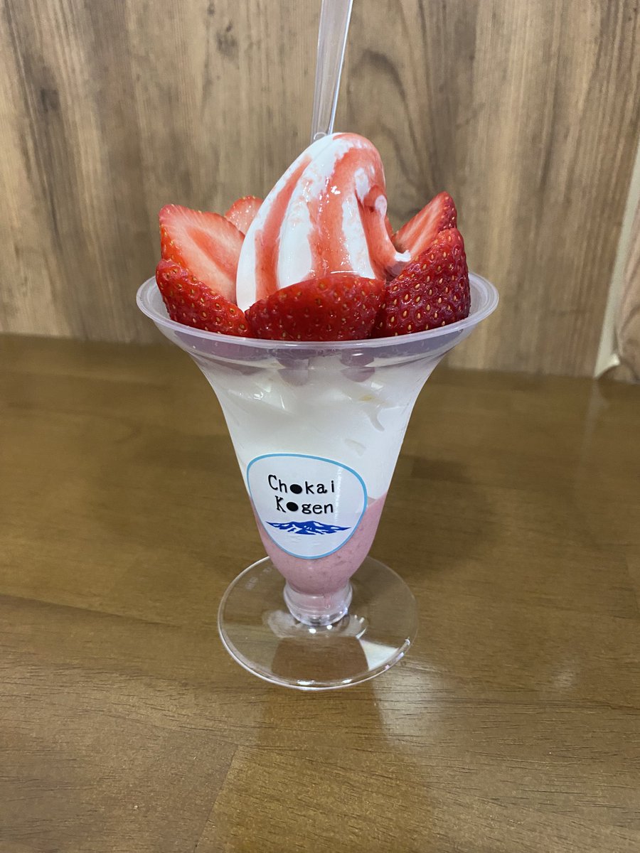 RIKA53247404's tweet photo. おはようございます。

朝からにゃん歩🐾催促ですが行けないよ〜と一緒にモール遊びはくにゃん🐱

いちごの誘惑に負けました🍓

#猫のいる暮らし　#散歩猫　#保護猫

#産直たわわ　#そでうら産いちごパフェ https://t.co/M8l3P73mCg