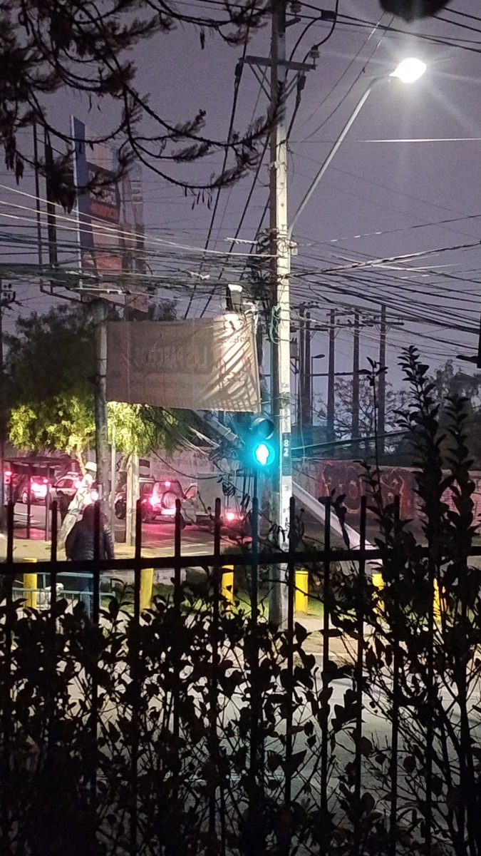 Felipe08's tweet photo. @Enel_Informa_CL un vehículo chocó este poste ubicado en avenida las parcelas esquina jacarandá comuna de Peñalolén, sectores aledaños sin luz. El poste se encuentra afirmado solo en los cables https://t.co/n6Zgnmlwrk