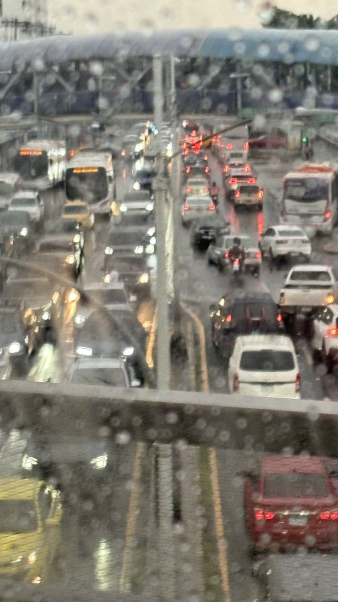 armandowar's tweet photo. La calle no está apta para choferes impacientes. Que locura cincuentenario con Juan Díaz  @traficocpanama https://t.co/PMWq1RlwnV