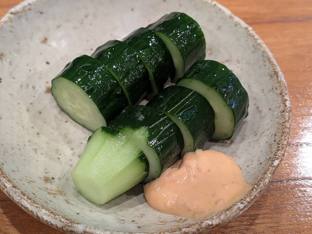 kumagayakimura's tweet photo. 雨が降りそうな夕暮れの　#びろく吞み🍶

お久の からはし 純米吟醸 きらきらあまあま☺️
かんずりマヨきゅうりをあてに😙

お目当て　稚あゆと夏野菜てんぷら-なす・いんげん・とうもろこし　旬をいただきます　あゆの苦味にとうもろこしの甘味　良き🥰 https://t.co/ifCp9jwHe0