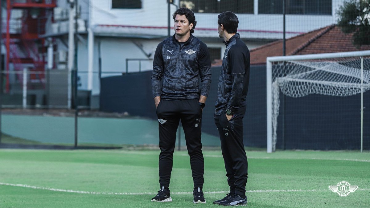 Libertad_Guma's tweet photo. El León Gumarelo al mando de su primer entrenamiento como técnico del equipo principal. 🤩🏁

#VamosGUMA 
#SentíLibertad
#LibertadEsFamilia https://t.co/6commYisEN