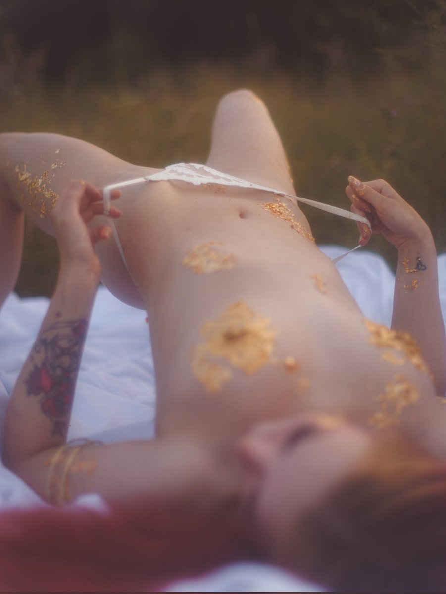 me_greedy's tweet photo. A classic case of dangerously close.. 🫣📸

Model: baked.barbie.nyx

#stretch #soclose #goldengirl https://t.co/opXp88Ouyz