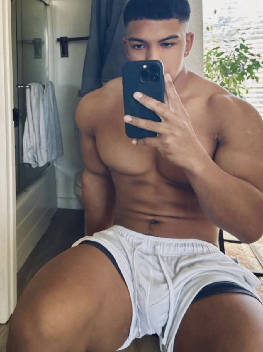 hotdudezz's tweet photo. https://t.co/mz8sZxqdYM