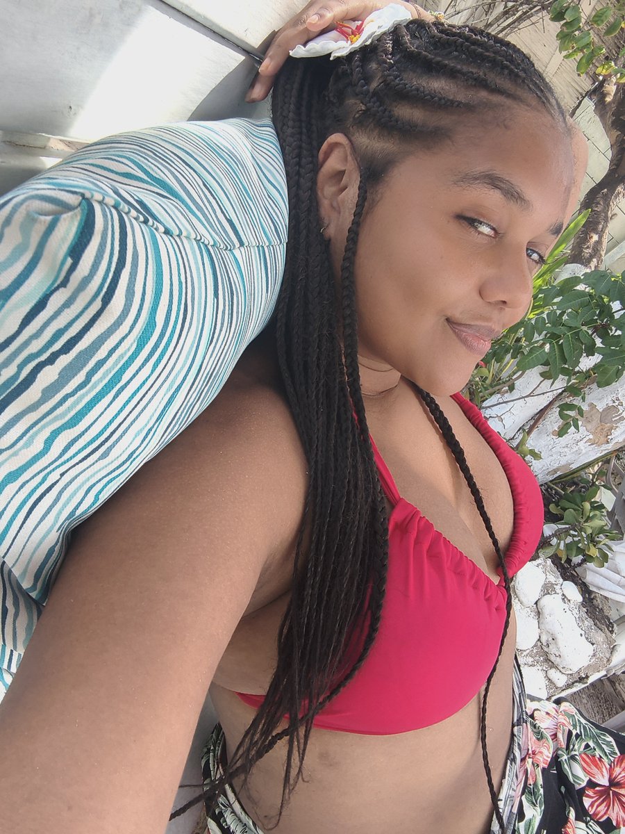 QUEEN1802's tweet photo. 🍹🦜👙🌺🌤️ https://t.co/9l2SG8CN19