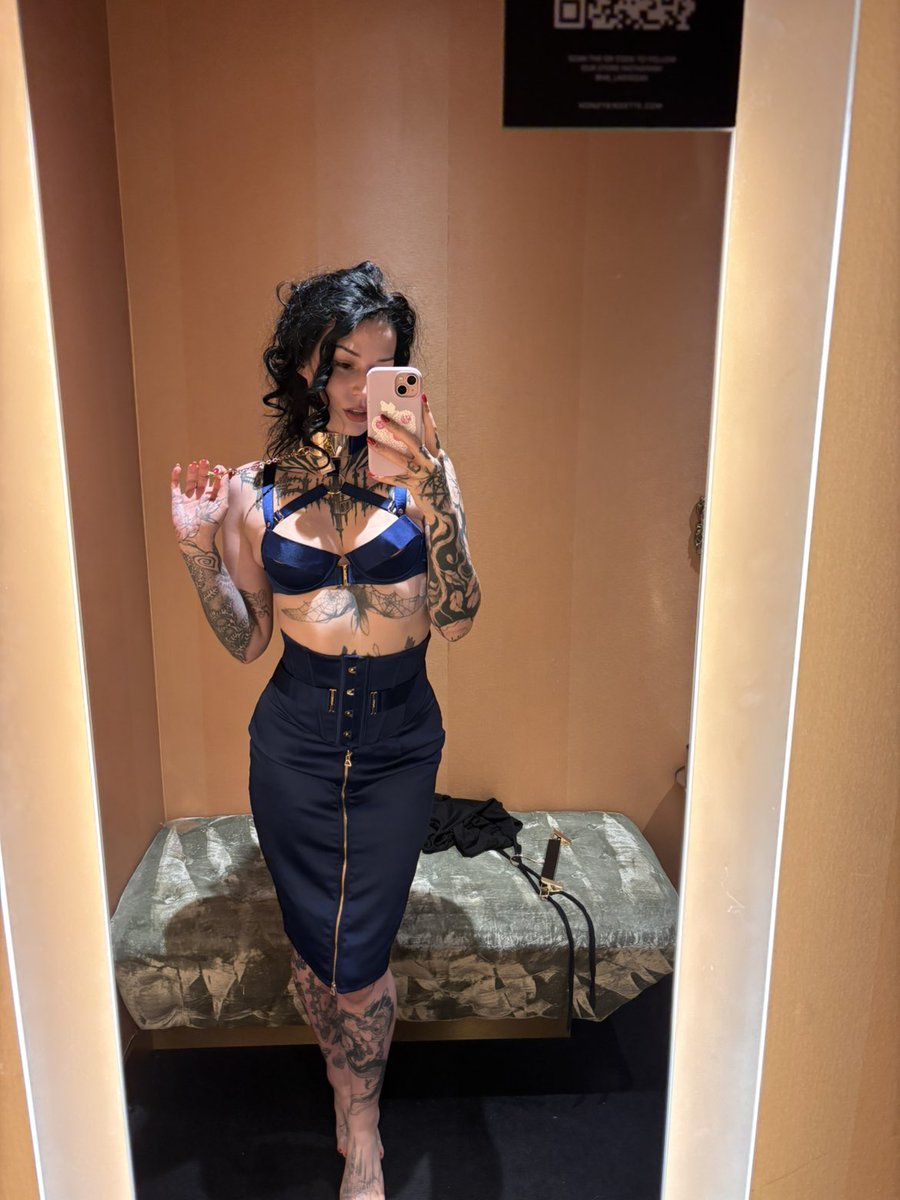slimsaydeeee's tweet photo. Had to get this @HoneyBirdette set I feel like a sexy flight attendant hehe https://t.co/ytIRZGnzE7