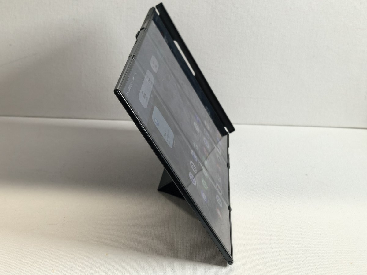 hkyamane's tweet photo. machi-yaで6/30までやっている折りたたみスマホ用MagSafe対応カード型グリップスタンド「Butterfly HOLD」製品化前のサンプル品をお借りしましたがこれはいいぞ。TriFoldもしっかり立てられる。折りたたみ式なのでヒンジカバー付きケースにも装着できる（これは想定外）
https://t.co/gcxdLxYFca https://t.co/OyUuEsQsQm