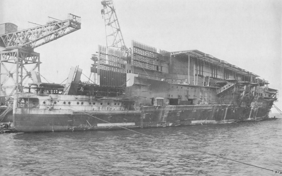 日本海軍 1928年1月20日、横須賀海軍工廠にて艤装中の航空母艦加賀