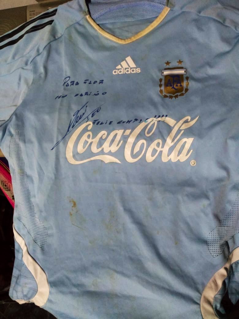riotmaria's tweet photo. mi papá tiene una camiseta firmada por messi para mí porque mirando un partido le dije que me parecía lindo, él me dijo que iba a ser el próximo mejor jugador de la historia pero que no joda porque lindo no era y para molestar fui su fan enamorada por meses y terminé con esto https://t.co/Wkh3cow00M