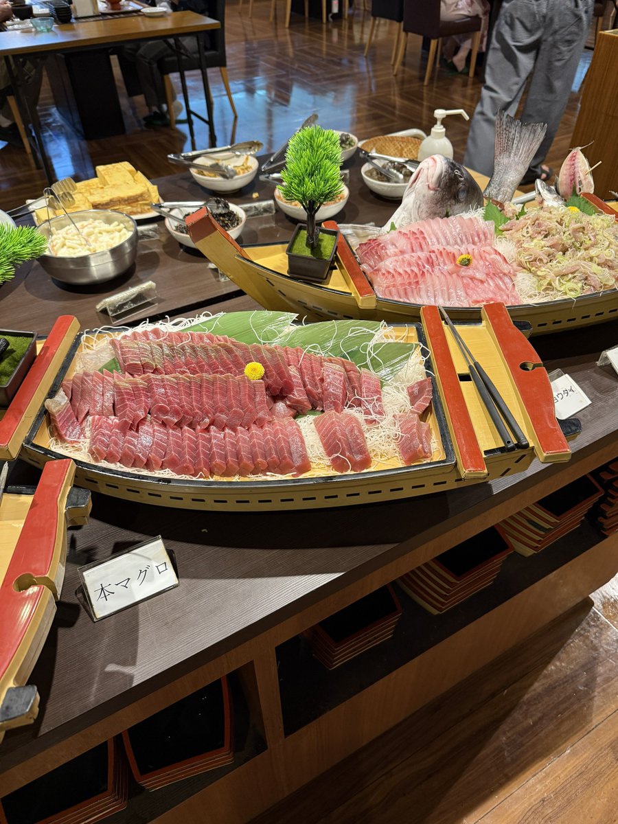 ruchi777ruchi's tweet photo. 朝食バイキングから本マグロの刺身とか舟盛りが出る、狂ったホテルに泊まってます
金目鯛の干物もテーブルで焼ける https://t.co/pq3747WY6T
