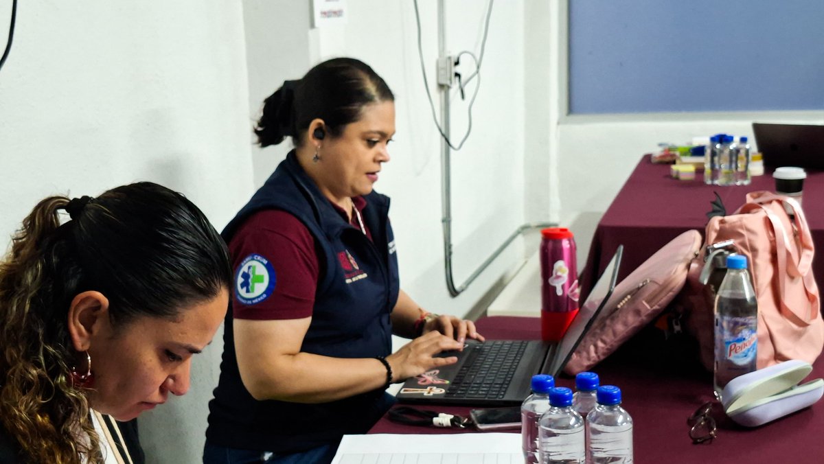 SSaludCdMx's tweet photo. ⚽🇨🇴🇺🇿 Se instala el Puesto de Mando del Sector Salud en la Torre Insignia para coordinar las acciones de atención y respuesta durante el encuentro entre Colombia y Uzbekistán.

🏥👩‍⚕️ Desde este espacio se da seguimiento permanente a la operación de los servicios de salud para garantizar una atención oportuna a las y los asistentes.

#LaPelotaVuelveACasa #CapitalDeLaTransformación #CapitalMundialista #SaludPública #futbol