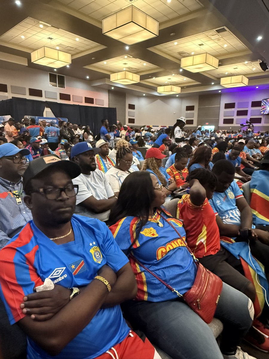 mukeimage's tweet photo. 🚨 BREAKING NEWS | APRÈS L’EXPLOIT FACE AU PORTUGAL, FATSHI AU CŒUR DE LA FAN ZONE CONGOLAISE À HOUSTON ! 🇨🇩🔥

Après le match historique nul (1-1) entre les Léopards de la RDC et le Portugal, le Président de la RDC, Félix Tshisekedi, s’est rendu à la Fan Zone officielle des Congolais érigée à Houston par l’Ambassade de la RDC aux États-Unis. Cette visite hautement symbolique intervient dans un contexte d’enthousiasme exceptionnel au sein de la diaspora congolaise venue soutenir massivement les Léopards lors de leur retour à la Coupe du Monde.  @fatshi13 @amluzayamo @kivupulse1