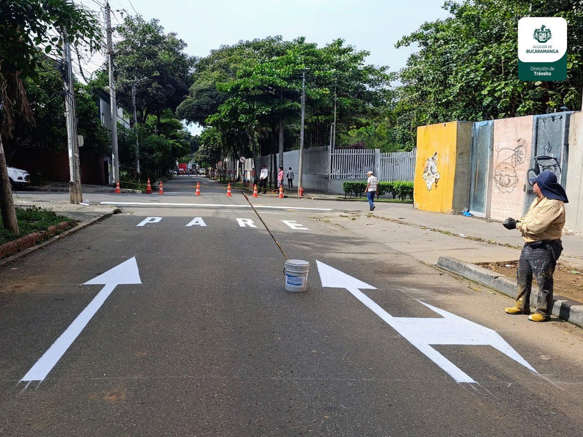 transito_bga's tweet photo. Continuamos mejorando la señalización para brindarte más seguridad vial 🚧✅

Con intervenciones en el barrio San Francisco, seguimos fortaleciendo la infraestructura de las vías para que conductores y peatones transiten con mayor seguridad y tranquilidad. https://t.co/GdyNY5DlxH