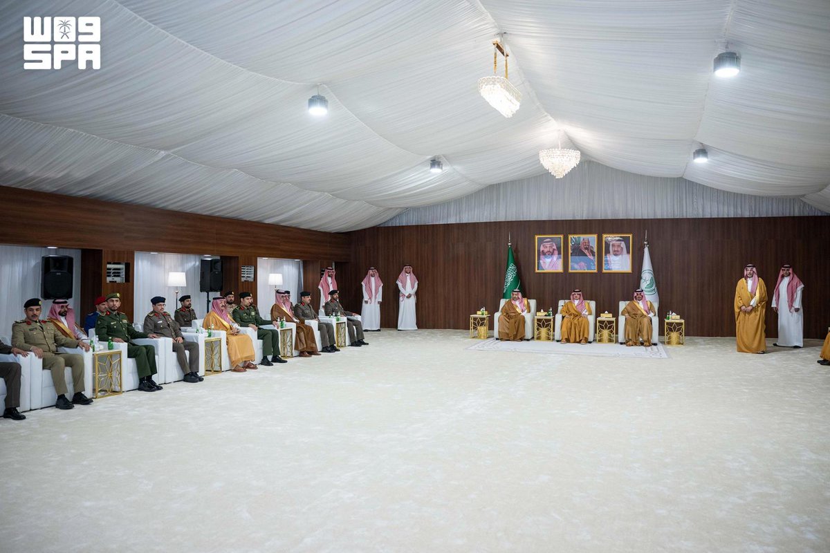 SPAregions's tweet photo. الأمير عبدالعزيز بن سعود يلتقي القيادات الأمنية والعسكرية في منطقة الباحة.
https://t.co/X4IMzMvL8H
#واس https://t.co/cSWnb1FdCx