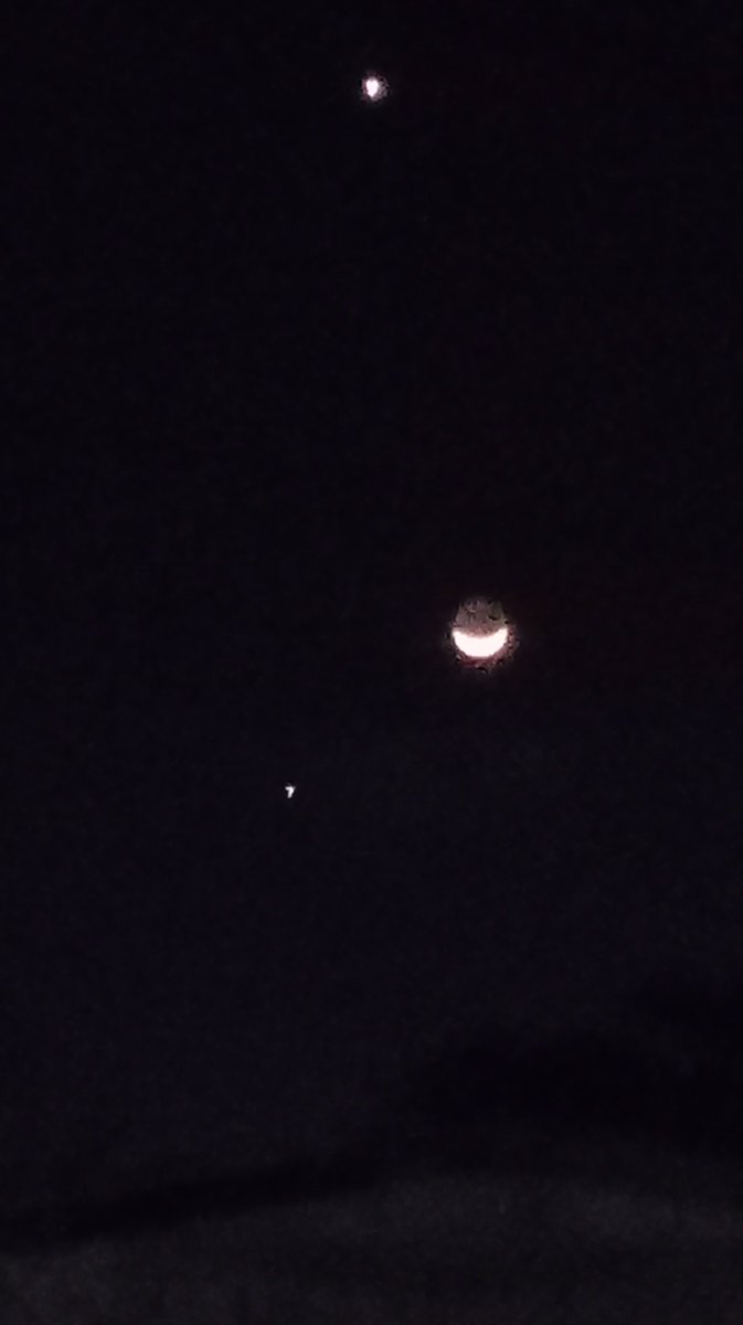 newellzz's tweet photo. Malam tdi.... Ah hp kentang ini berkelahi dgn bulan cancik malam tdiii https://t.co/jQ5dMa3oxC