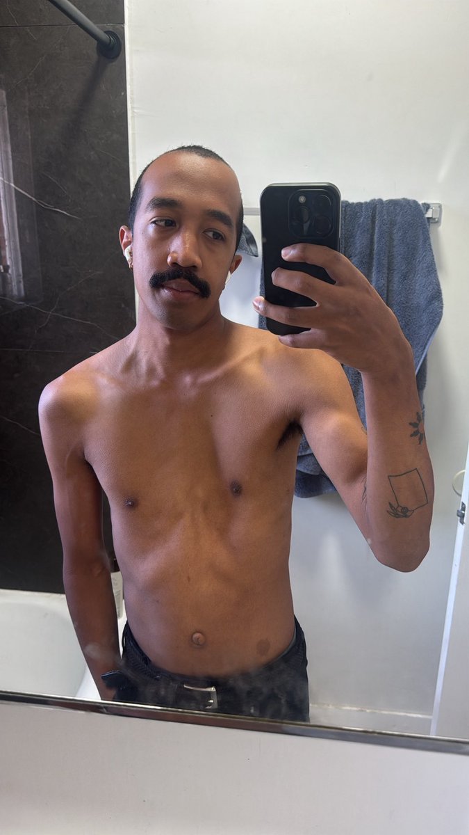 dev0nnh's tweet photo. Midwest emo day https://t.co/PmUcAhjYaL