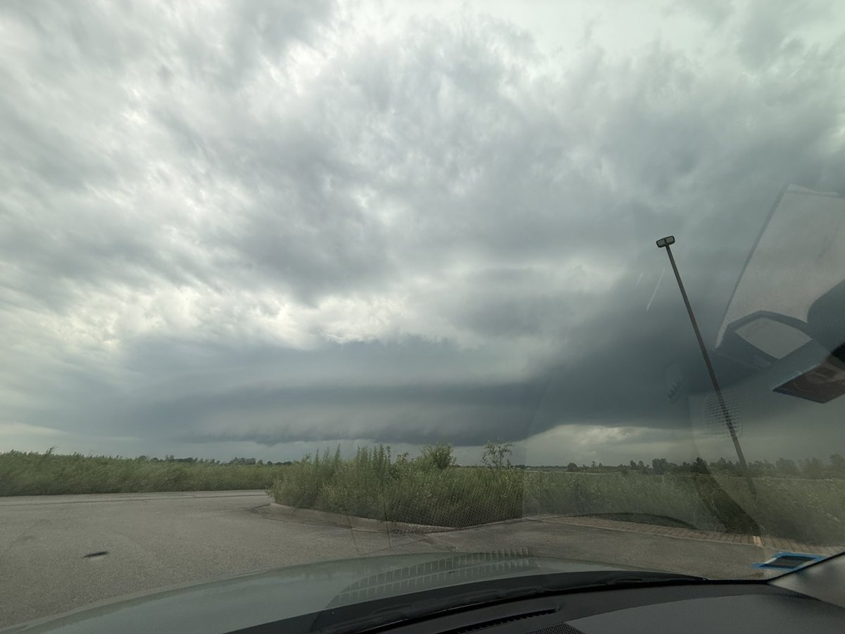 barowskiwx's tweet photo. Ongoing supercell 6:02 Mattoon, IL #ilwx @NWSLincolnIL https://t.co/Zer2D1OL2C