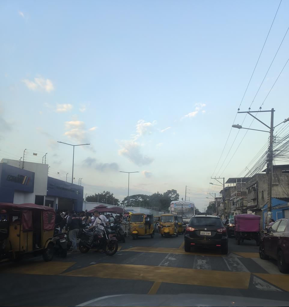 dulogan55's tweet photo. Un caos el tráfico en la calle Arturo serrano colegio unidad las acacias su ayuda @alcaldiagye @ATM_Transito @ATMGuayaquil https://t.co/3OA5PW5mqa