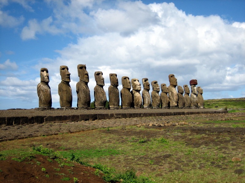 Megalithic12000's tweet photo. Something American was growing across the Pacific centuries before Europeans arrived.

The sweet potato is native to the Americas, yet it was growing across Polynesia and on Easter Island by about 1000 AD.

Easter Island sits more than 2,000 miles out into the Pacific. Between it and the South American coast, where the plant comes from, is nothing but open water.

🔹An American crop
🔹In Polynesia by 1000 AD
🔹The word matches Andean Quechua
🔹Native American DNA found in Polynesians
🔹And all of it centuries before any European arrived

The shortest crossing from South America to the nearest island runs more than 2,000 miles, about the width of the United States. They made it in wooden canoes, with no metal and no instruments.

The Polynesian word for it is kumara. In parts of the Andes the word for it is almost the same, kumar.

For years the tidy answer was that the seeds floated over on a current, or a bird carried them. It works, until you look at the people.

Those same islanders carry Native American DNA, mixed in around 1200 AD.

The plant might drift on a current, but the DNA had to sail.

So who was crossing thousands of miles of open Pacific 300 years before Columbus?