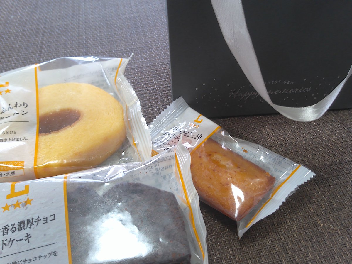 mic_michie's tweet photo. 近所にあるワッツで
ペーパバックを買って
ローソンで、お菓子を買って
父の日のプレゼント
作ってみました。
母の日も、同じでした。 https://t.co/YMXD1e56y7