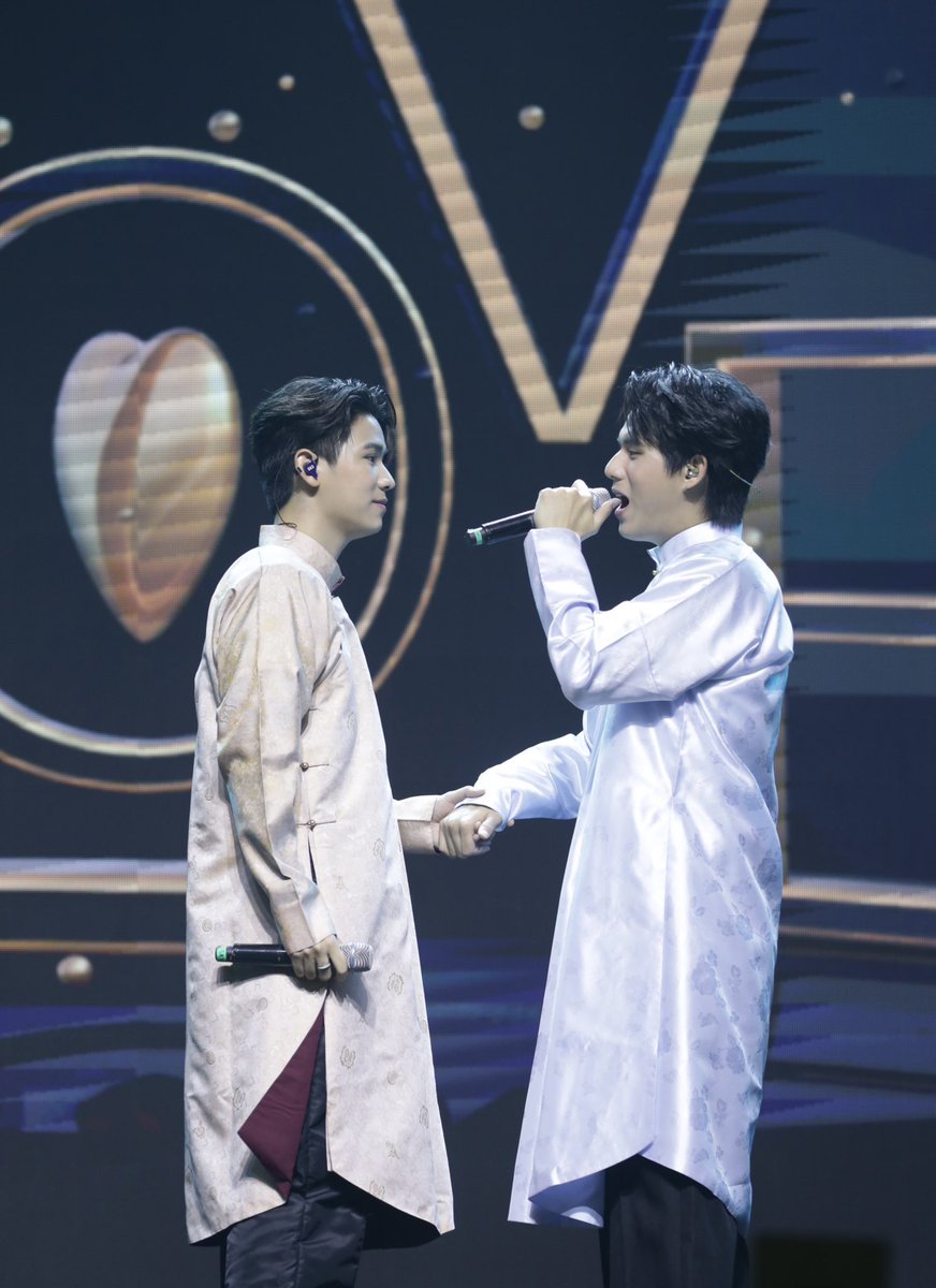chpprim's tweet photo. วันนี่ เมื่อ 3 ปีที่แล้ว เป็นอีกวันสำคัญ เป็นวันพิเศษของพวกเธอนี่นา 18.06.2023

แฟนมีตคู่ครั้งแรกที่เวียดนาม ที่มีเรื่องราวมากมาย อะไรๆ ที่ไม่เป็นใจ ผิดแผน แต่ก็ผ่านมากันได้อย่างดี เก่งมาก 

เจ้าเด็กวินนี่ ที่ได้ร้องเพลงคนเดียวบนเวทีต่อหน้าผู้คนครั้งแรก ทำได้ดีมากๆเลยนะ

ความทรงจำที่ดี จะคงอยู่ตลอดไป

แฟนมีตนี้ผู้จัดน่ารักมาก ลงคลิปให้ดูนิดนึงด้วย

🔗 https://t.co/AFGSljClwC