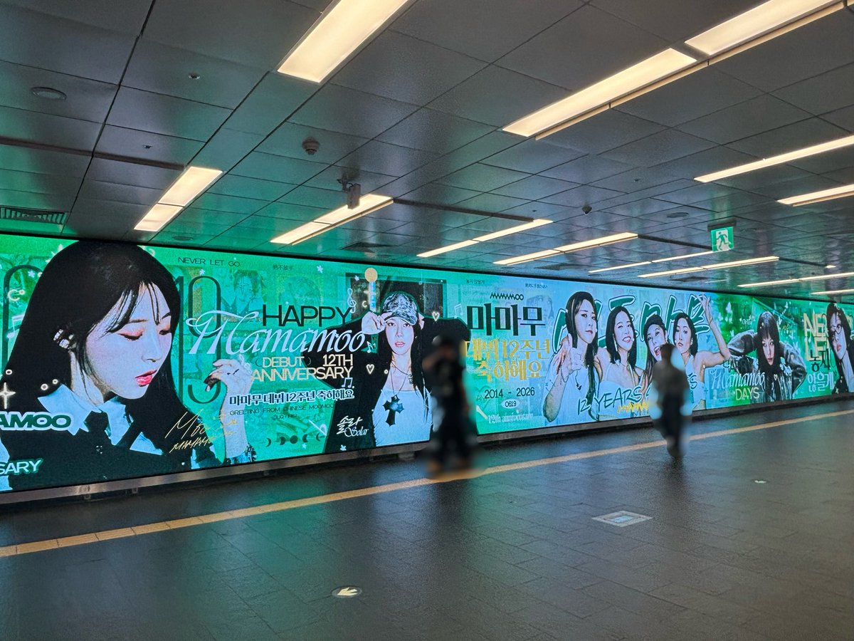 qlE7LfiyUGsVYHX's tweet photo. 와우 12주년 축하해😆

#마마무 #MAMAMOO 
#솔라 #문별 #휘인 #화사 https://t.co/spmyGlKYEn
